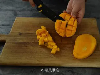 【烘焙食谱】芒果班戟 │展艺烘焙,将芒果先切成丁备用