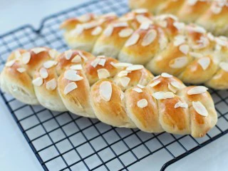 全麦辫子面包,待面包表面变成金黄色即可出炉