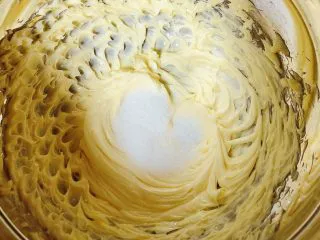 迷迭香玛芬蛋糕（制作耗时最短）,分三次将白糖加入黄油中，每加一次用打蛋器打发20秒，再加一次再打发20秒。