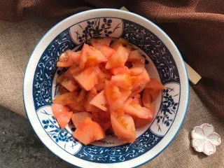 奶酪番茄鸡蛋面, 西红柿切块。