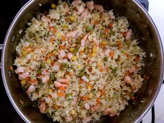 什锦虾仁焗饭,加入精盐翻炒调匀，把米饭炒至完全松散