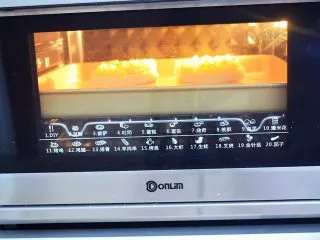 鸡蛋芝士爆浆吐司,放入预热好的东菱烤箱,上下火180度,中层烤20分钟