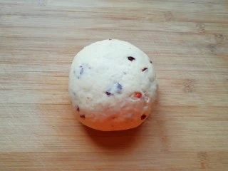 香蕉蔓越莓司康,揉成面团。