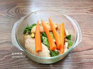 九层塔烤鸡翅,胡萝卜去皮洗净,竖着切成条,放入鸡翅中拌匀