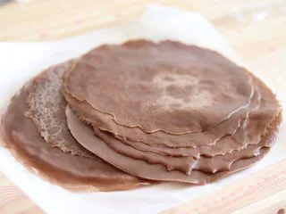 巧克力毛巾卷,得到了大约10个饼皮。