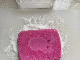 火龙果酸奶冻,倒扣在椰蓉上