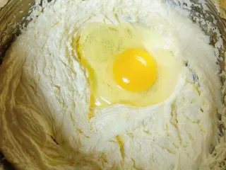 迷迭香玛芬蛋糕（制作耗时最短）,再加入鸡蛋，一个个逐一加入，打蛋器打发均匀。