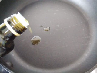 迷迭香黑胡椒牛排,平底锅中均匀的刷一层橄榄油