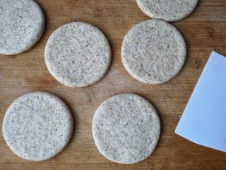 至尊牛肉小披萨,将揉好的面团分成大小均匀的面剂,按扁,擀薄成小圆饼。