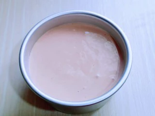 简单易学~巧克力淋面蛋糕,拌好的蛋糕糊,细腻光滑,饱满,倒入蛋糕模具中。