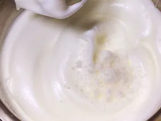 八寸戚风蛋糕,加入20克白糖