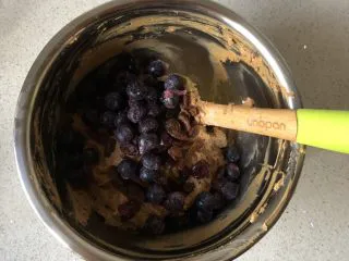 蓝莓秒芙蛋糕,加入蓝莓和干果（留一点做装饰），果干可以拿葡萄酒或者清水泡15-20分钟