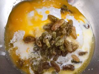 猪猪椰蓉小面包,把融化好的黄油和其他材料一起混合均匀。