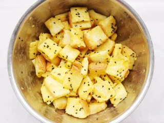 超好吃的蛋烤吐司块,充分搅拌均匀。