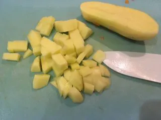 迷迭香烤羊排套餐,土豆去皮切丁