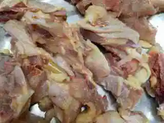 生焗啫啫湛江鸡,鸡切件洗干净 有干净抹布洗干净水调味