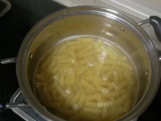 黑椒鸡扒意粉,用刚刚煮菜的水将意粉煮10分钟左右