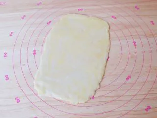 红枣派（雪燕五红丸）,取出冷藏好的面团，擀成跟模具一样大小的面皮