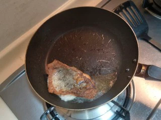 健康低卡香煎鲈鱼,把两面鱼都煎至金黄。