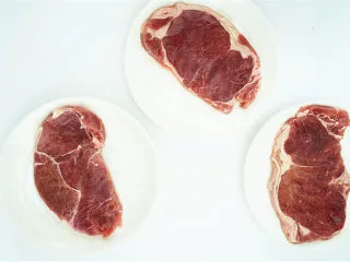 #东菱牛排机测评#爱是几分熟，我只要五分就好,13. 好，现在来检查一下几成熟。先来烤一下牛外脊，是牛背部的最长肌，稍微有点脂肪烤起来比较香，就是大家常说的西冷/沙朗牛排，通常五成熟就是最合适的品尝了。那接下来我会用三块重量一样的西冷牛排来测试这款东菱牛排机几成熟的状态。 