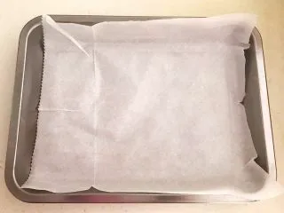 美味小零食 别样雪花酥,取一个烤盘，里面铺上油纸