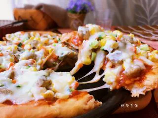 秘制芝心卷边披萨,饼边也是满满的芝心哦。