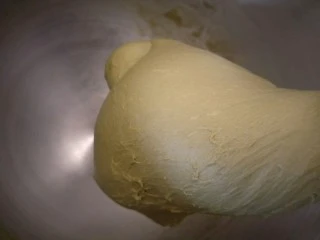 爆浆抹茶冰心面包,继续揉至，柔软的面团大概面团光滑就可以了。