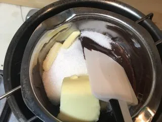 烘培小白入门：幸福满满的巧克力水果条,加入黄油和白砂糖，融化后加入淡奶油。