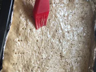 披萨就要自己在家才爽——— 杂锦芝士披萨,刷上沙拉酱