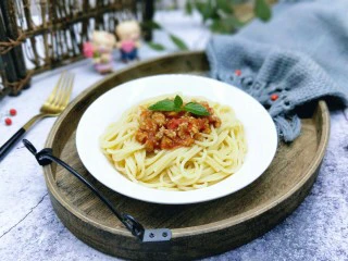 番茄肉酱意大利面＋虾仁＋烤肠,将煮熟的意大利面盛出放入盘中，再将番茄肉酱放在意大利面上面。放了薄荷叶点缀(^_^)