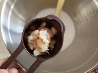 抹茶荔枝慕斯蛋糕,荔枝罐头切成小粒,将切好的荔枝拌入三分之二分量的慕斯糊中!拌匀即成荔枝慕斯!剩下的三分之一的慕斯糊不要放荔枝罐头,留着做最后一层kitty的脸部!这个脸部必须光滑平整,不能有任何的颗粒!