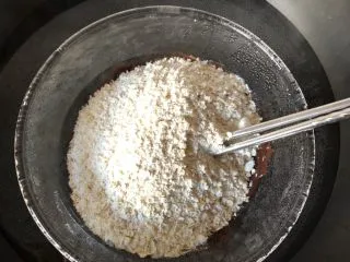 燕麦巧克力能量球,倒入粉类