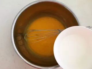 茶香戚风蛋糕,加入牛奶