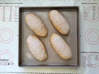 亚麻籽南瓜软欧包,15、筛上一层黑麦粉。