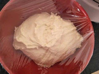 爆浆抹茶冰心面包,【中种】揉成团就可以了,室内发酵2小时