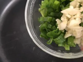 自制美味意大利面,加入葱蒜爆锅