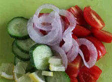 黑椒柠檬煎鸡扒,切时令小蔬做一个清口小沙拉,再来半个煮鸡蛋放沙拉里也不错,一般就是放点盐,放点橄榄油,鲜柠檬汁,撒一点小香草,