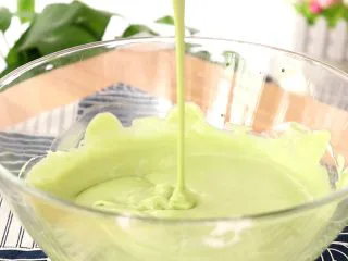 圣诞草莓蛋糕卷,取一半蛋白霜到抹茶面糊中，翻拌均匀 tips：注意手法是翻拌手法，或者画Z字，井字、J字，千万别用画圈的方式去拌匀，以免消泡，影响蛋糕的成型