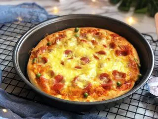 意式烤肠披萨,成品图。