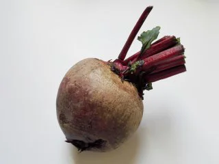 甜菜头瘦身沙拉-甜菜头吃法之一,甜菜头就是这样的，市场买来的很丑，其貌不扬，一般总冷落在一个角落。外形看起来确实像红萝卜，但不是萝卜味道啊，是略甜的，不辣