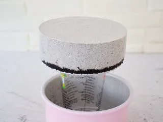 黑芝麻慕斯蛋糕,模具会慢慢的往下脱落,底部用锯齿刀轻轻一划就脱模了