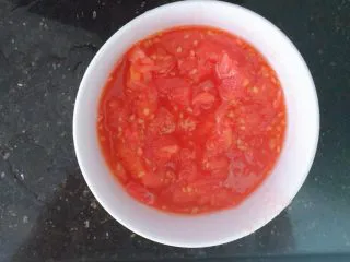 番茄蘑菇肉酱意大利面,番茄取出去皮切碎