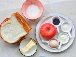 无敌好吃的苹果派,准备好所有食材。苹果去皮切丁。