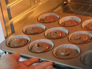 巧克力熔岩杯子蛋糕,放入预热好的烤箱中层,170℃烘烤15分钟后出炉