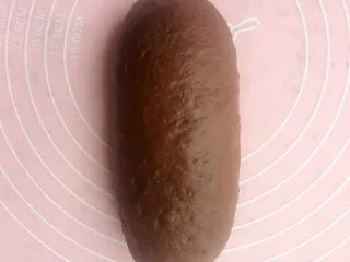 可可麻薯软欧包, 从上至下卷起来 缝好接口 另外一个以同样的方式操作