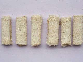 肉松芝士吐司卷,侧面一头刷上蛋液卷起收口。