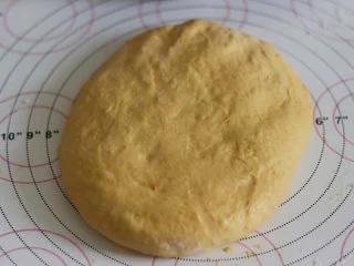 胡萝卜热狗面包,做营养美味早餐,取出面团后,用手轻轻摁压排气。