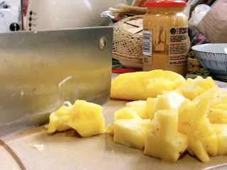 无需烤箱❗平底锅搞定菠萝披萨,菠萝切块