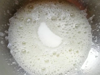 圣诞奶油蛋糕,加入三分之一的细砂糖。