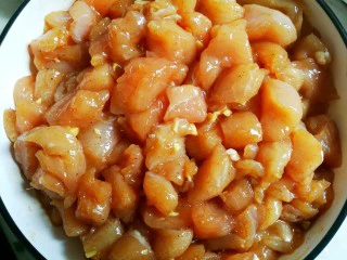 狂甩肯德基几条街的劲爆鸡米花,拌匀静置30分钟。